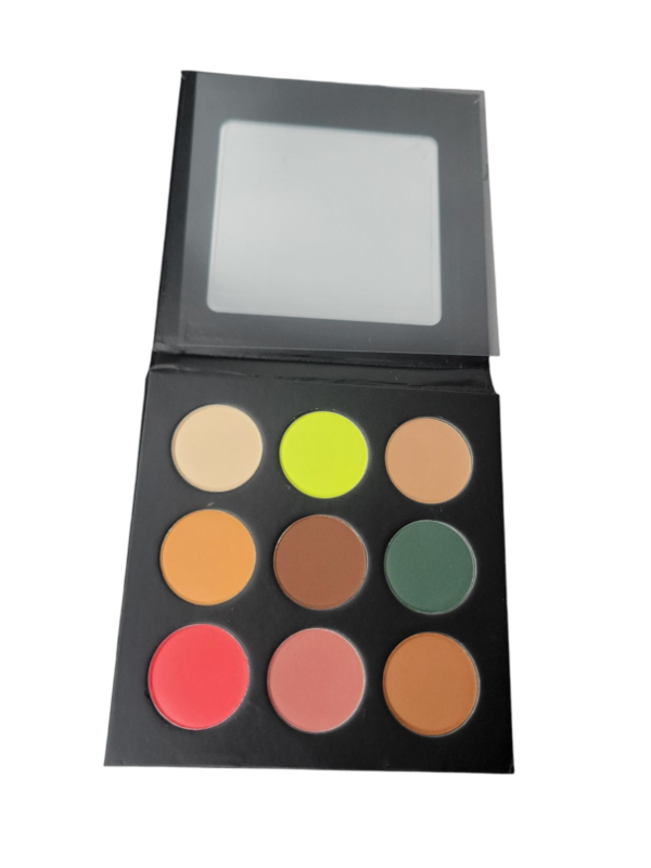 Eyeshadow 9 pigmented shades with matte satin